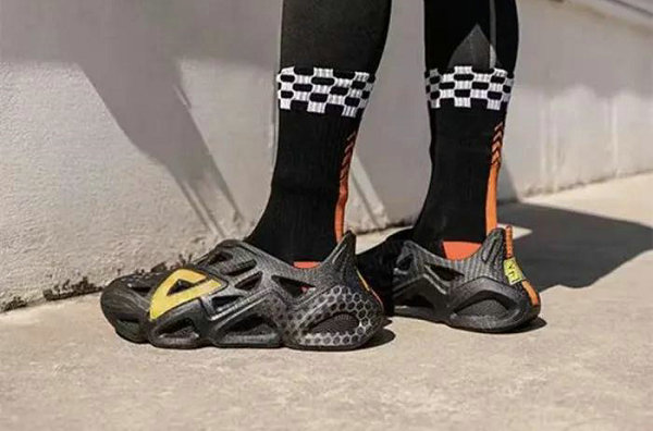 匹克 x 陈震《萝卜报告》全新联名态极洞洞鞋套装发布