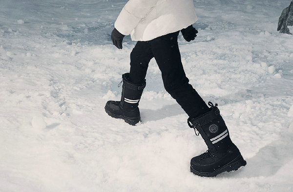 加拿大鹅全新 Snow Mantra 靴款亮相，派克大衣灵感