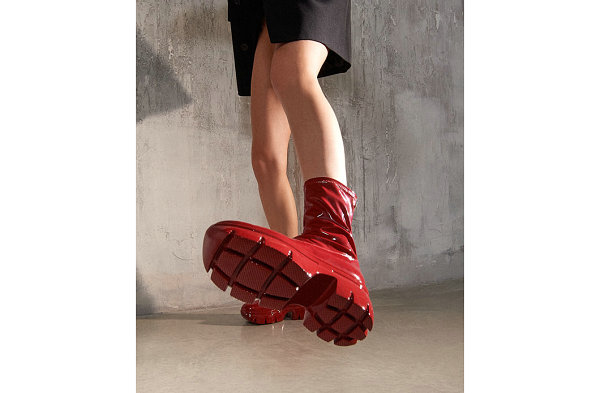 GiuseppeZanotti 全新乳胶靴款系列公布，红与黑