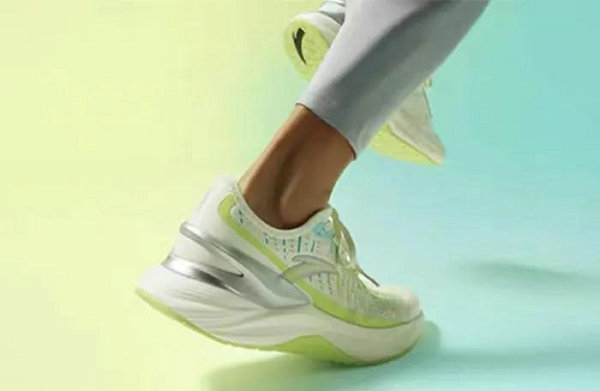安踏全新创 2.0 缓震训练跑鞋亮相，涵盖男女尺码